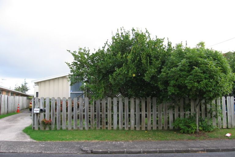 Photo of property in 4 Coletta Lane, Te Atatu South, Auckland, 0610