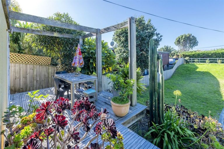 Photo of property in 28 Hona Street, Waikanae Beach, Waikanae, 5036