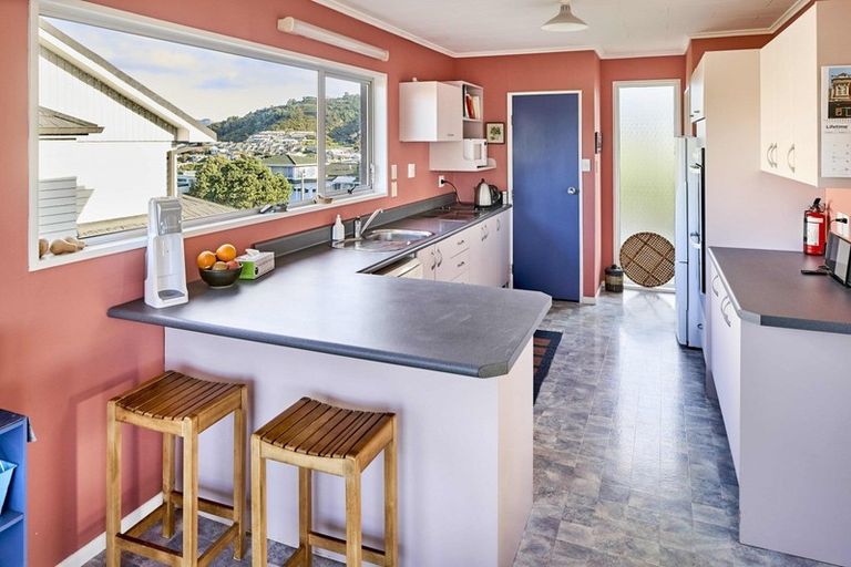 Photo of property in 105 Kahu Road, Paremata, Porirua, 5024