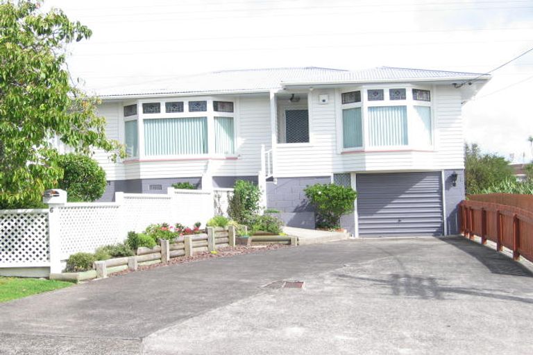 Photo of property in 6 Porter Avenue, Te Atatu South, Auckland, 0610