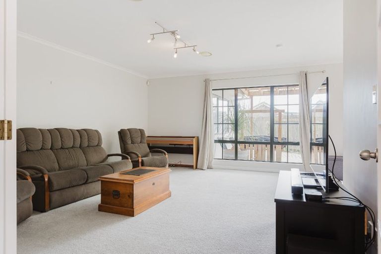 Photo of property in 28 Royal Oak Drive, Kelvin Grove, Palmerston North, 4414