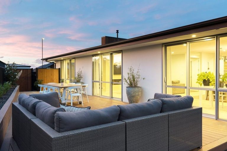 Photo of property in 8 Irvines Track, Halswell, Christchurch, 8025