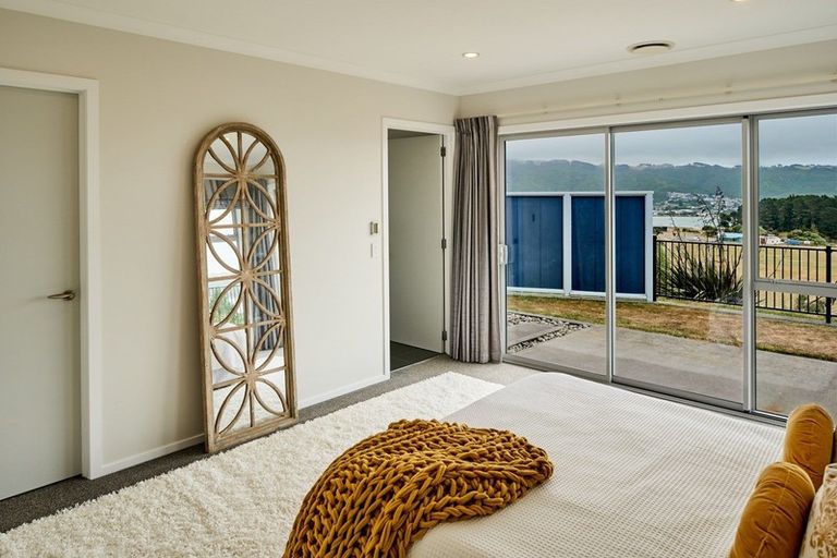 Photo of property in 2 Hauroko Glen, Aotea, Porirua, 5024