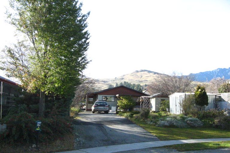 Photo of property in 2 Sequoia Place, Kelvin Heights, Queenstown, 9300