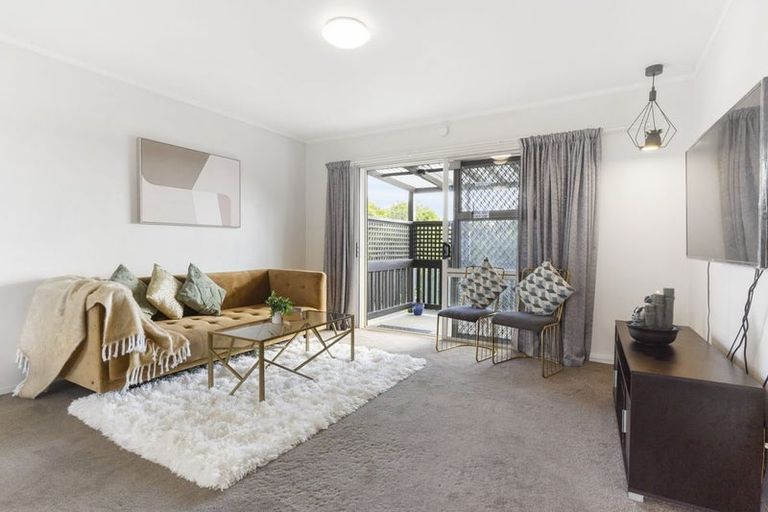 Photo of property in 2/94 Lynwood Road, New Lynn, Auckland, 0600