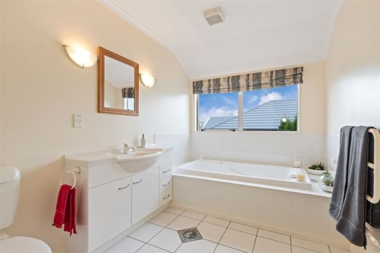 Photo of property in 34 Amesbury Drive, Churton Park, Wellington, 6037