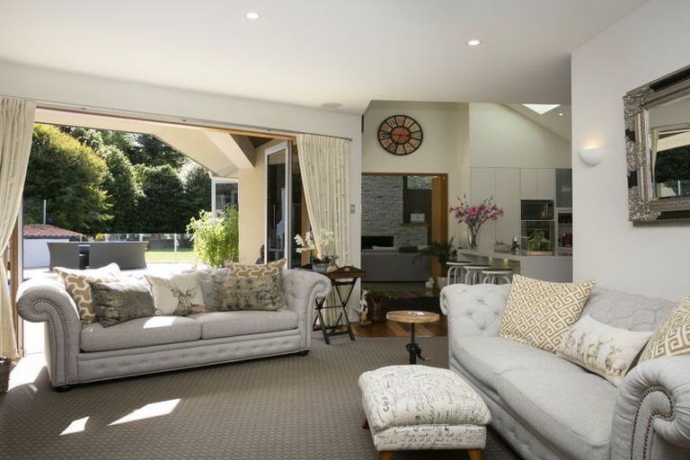 Photo of property in 5 Cameron Drive, Acacia Bay, Taupo, 3385