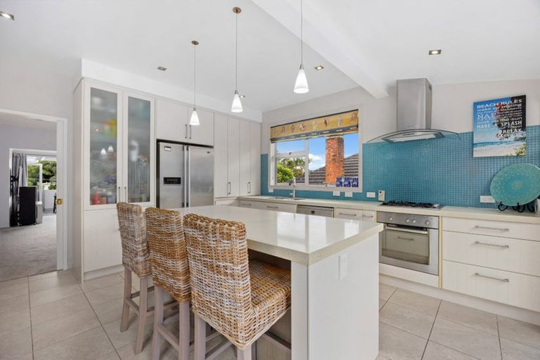 Photo of property in 1/22 Sandown Road, Rothesay Bay, Auckland, 0630