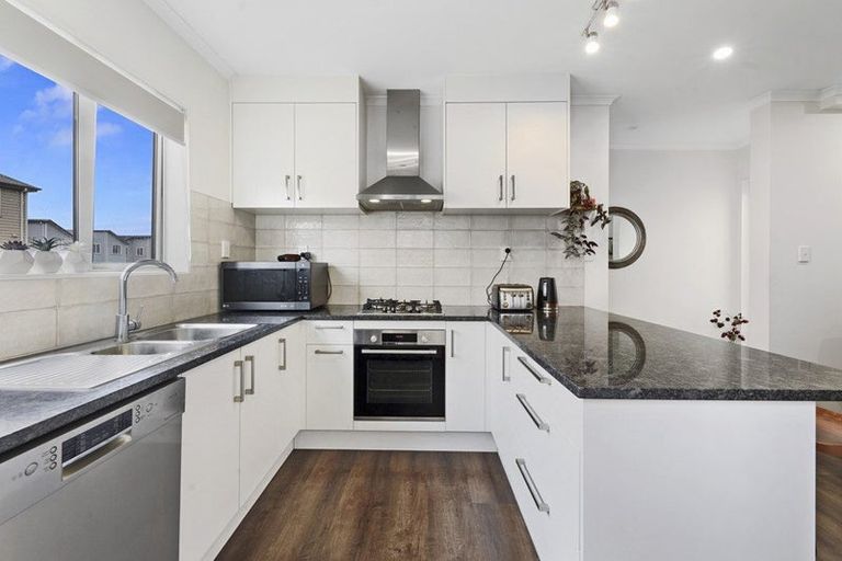 Photo of property in 20 Warbler Crescent, Papakura, 2110