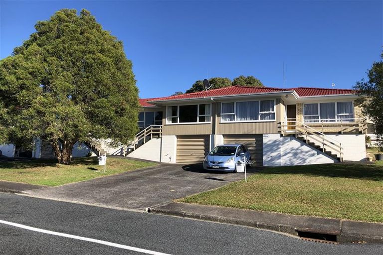 Photo of property in 3/2 Longbill Place, Glendene, Auckland, 0602