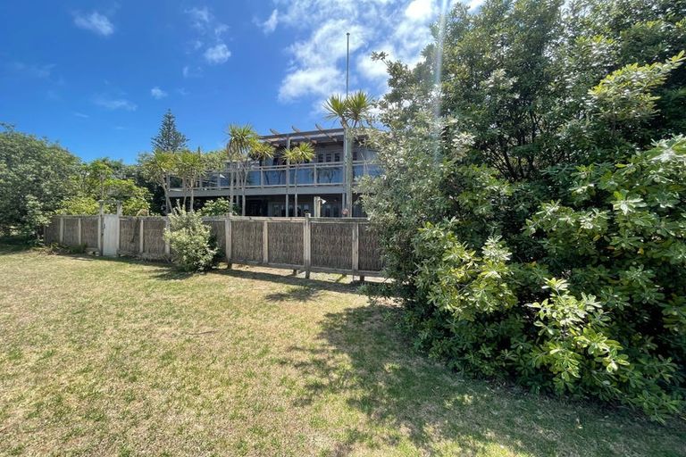 Photo of property in 180 Marine Parade North, Piha, New Lynn, 0772