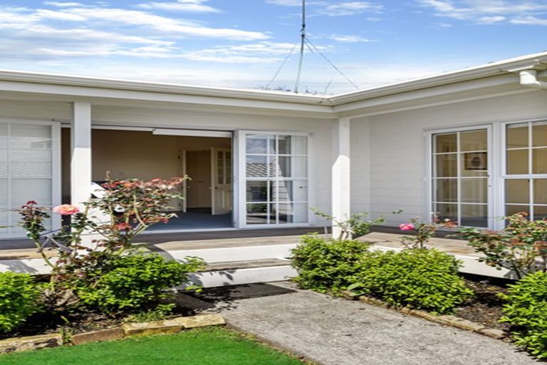 Photo of property in 2/25 College Road, Northcote, Auckland, 0627