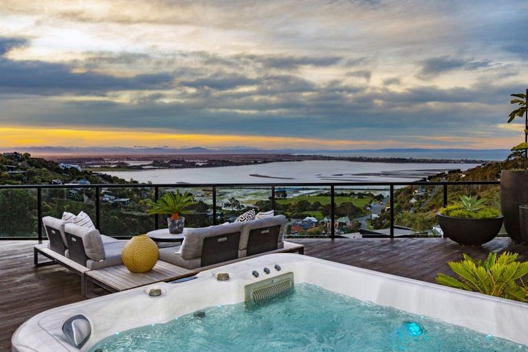 Photo of property in 15 Omeo Crescent, Redcliffs, Christchurch, 8081