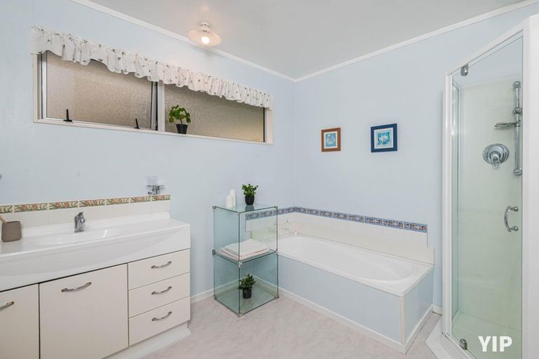 Photo of property in 18 Colchester Crescent, Newlands, Wellington, 6037