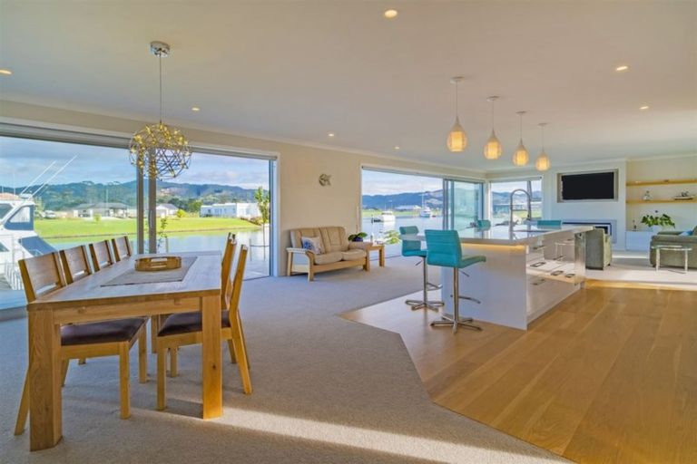 Photo of property in 15 Waitotara Way, Whitianga, 3510