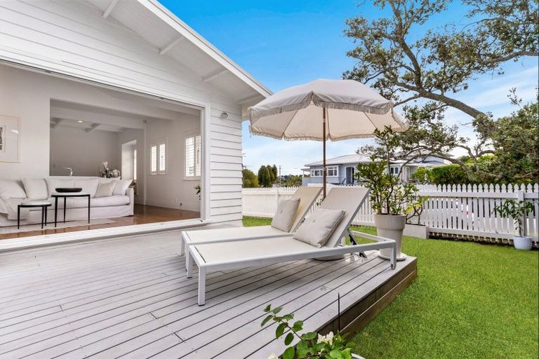 Photo of property in 6 Belle Vue Avenue, Northcote Point, Auckland, 0627