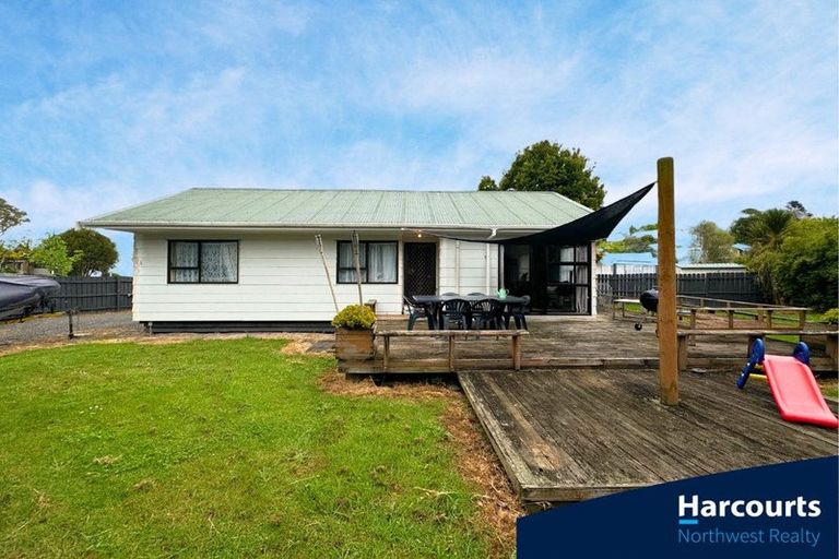 Photo of property in 124 Moire Road, West Harbour, Auckland, 0618