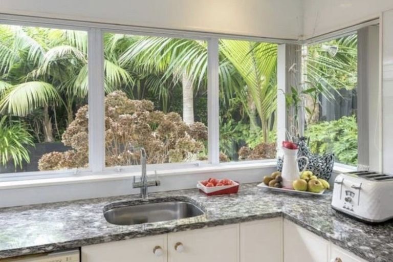 Photo of property in 16 Casabella Court, Northpark, Auckland, 2013