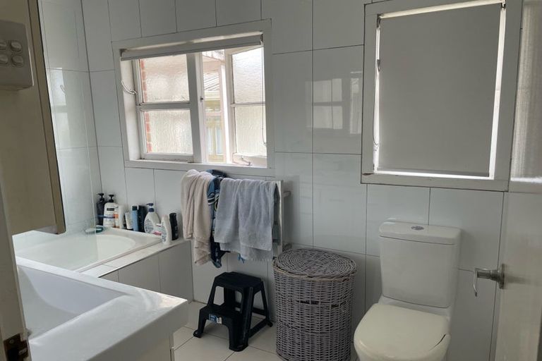 Photo of property in 32 Golf Road, New Lynn, Auckland, 0600