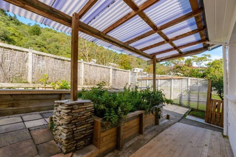 Photo of property in 81 Milton Terrace, Picton, 7220