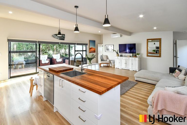 Photo of property in 16 Puriri Road, Pukekohe, 2120