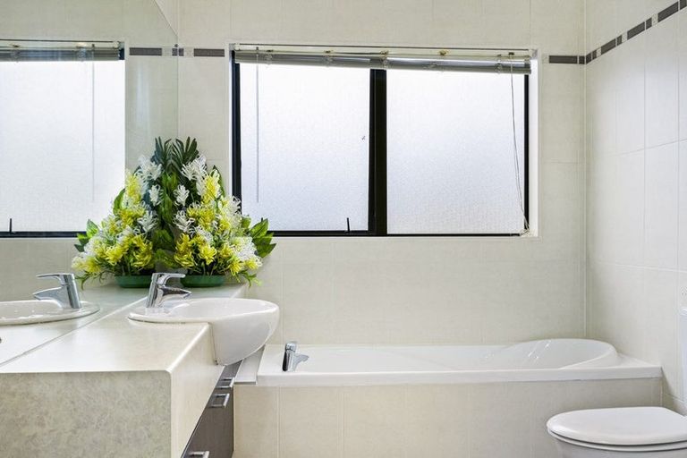 Photo of property in 1 Seresin Crescent, Flat Bush, Auckland, 2016