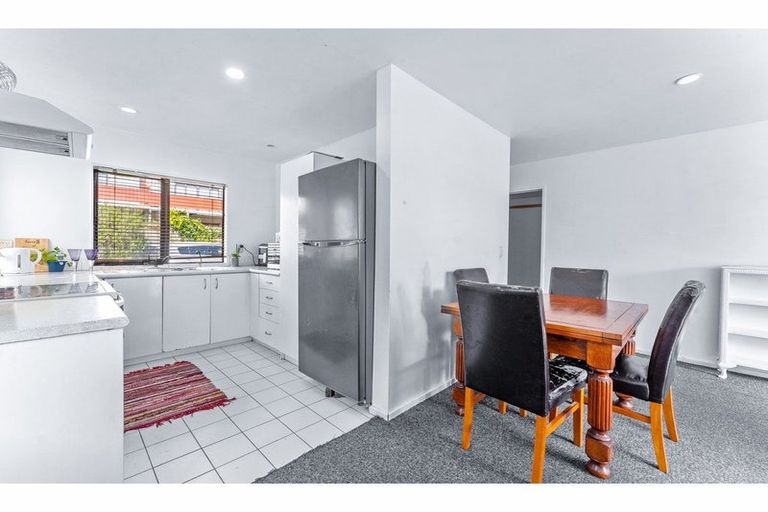Photo of property in Lynn Park Terrace, 28/12 Ambrico Place, New Lynn, Auckland, 0600