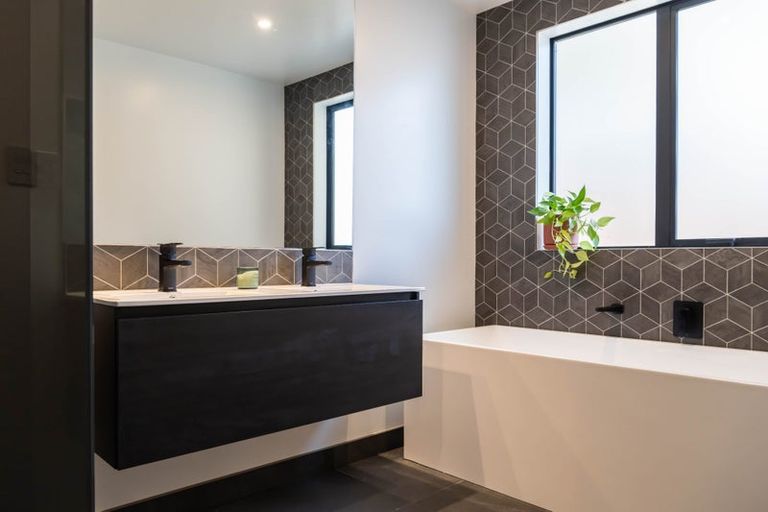 Photo of property in 10 Mcindoe Road, Kumeu, 0810