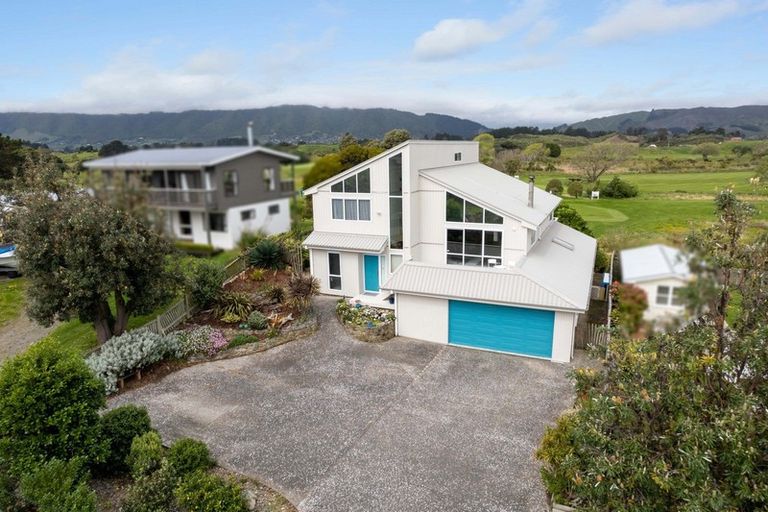 Photo of property in 4 Atua Street, Waikanae Beach, Waikanae, 5036