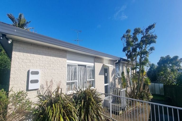 Photo of property in 2 Kerlin Crescent, West Harbour, Auckland, 0618