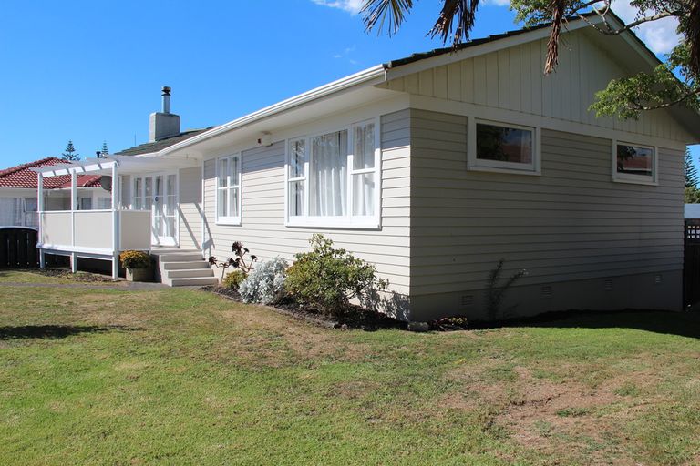 Photo of property in 11 Minton Place, Manurewa, Auckland, 2102