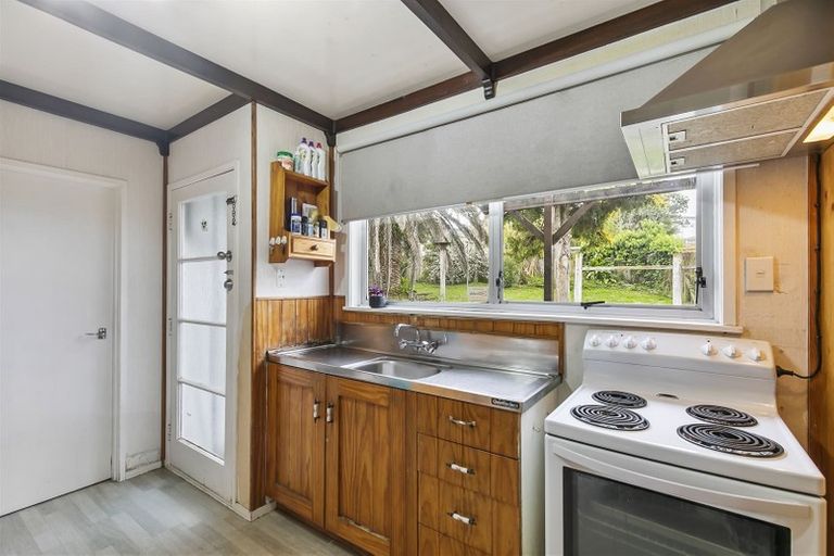 Photo of property in 38 Thornlow Street, Glendene, Auckland, 0602