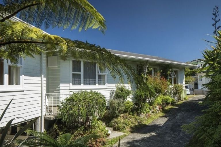 Photo of property in 26 Bellringer Crescent, Newlands, Wellington, 6037