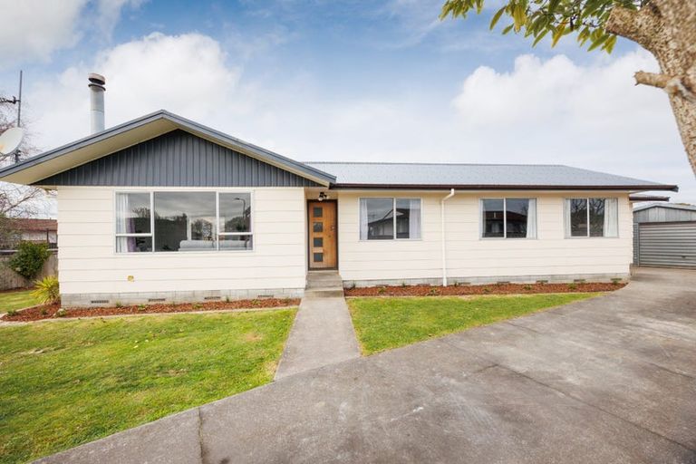 Photo of property in 18 Cumberland Place, Kelvin Grove, Palmerston North, 4414