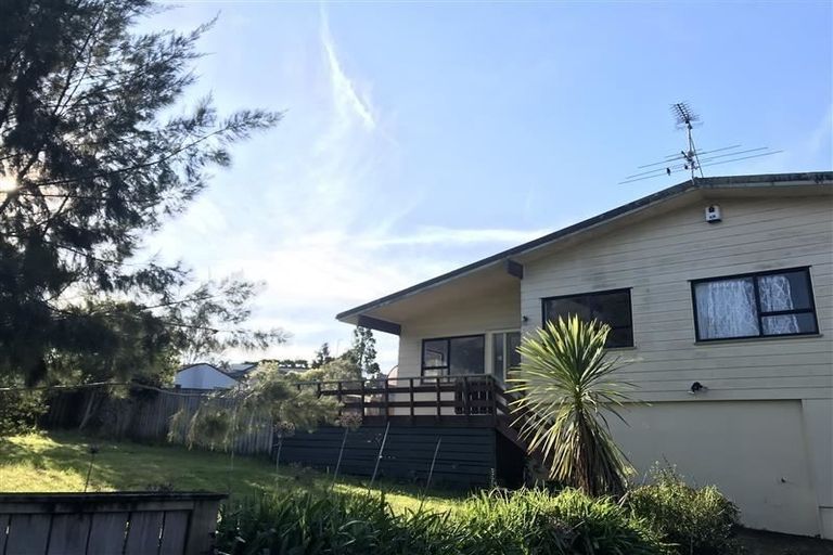 Photo of property in 8 Fitzherbert Avenue, West Harbour, Auckland, 0618