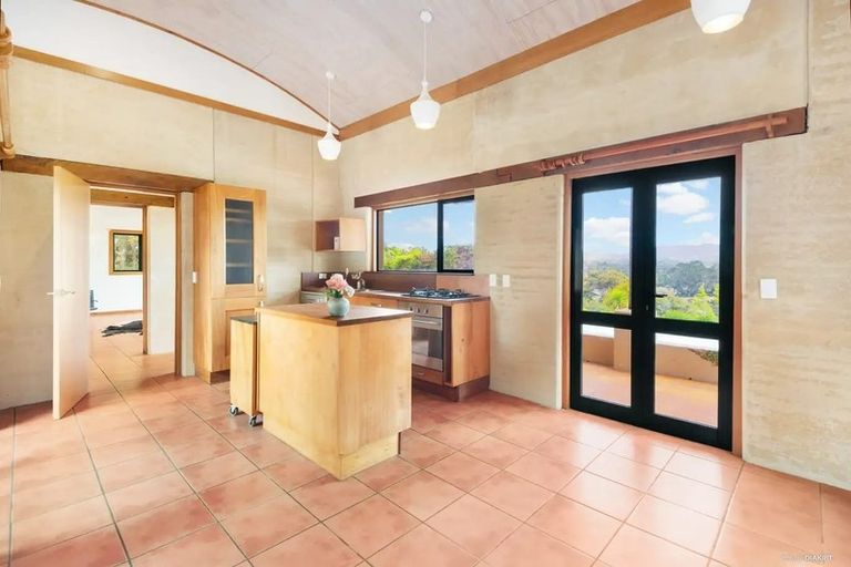 Photo of property in 1/4 Lydford Place, Glendene, Auckland, 0602