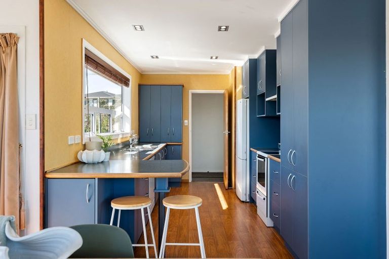 Photo of property in 32 Brooker Grove, Newlands, Wellington, 6037