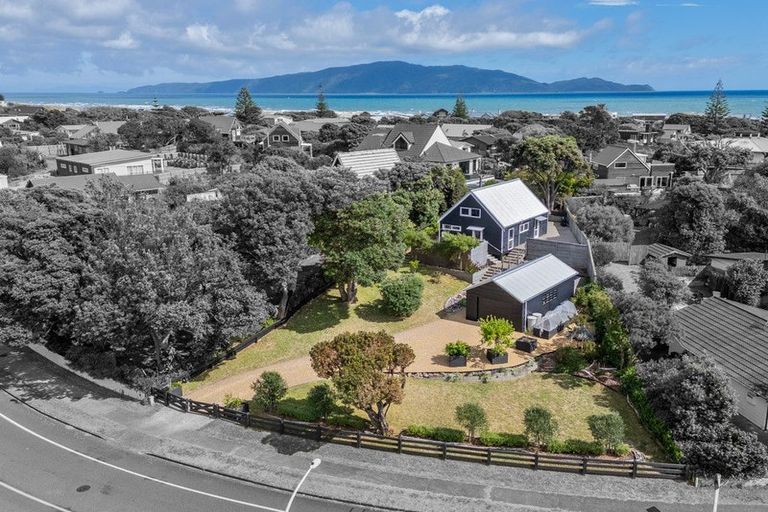 Photo of property in 33 William Street, Waikanae Beach, Waikanae, 5036