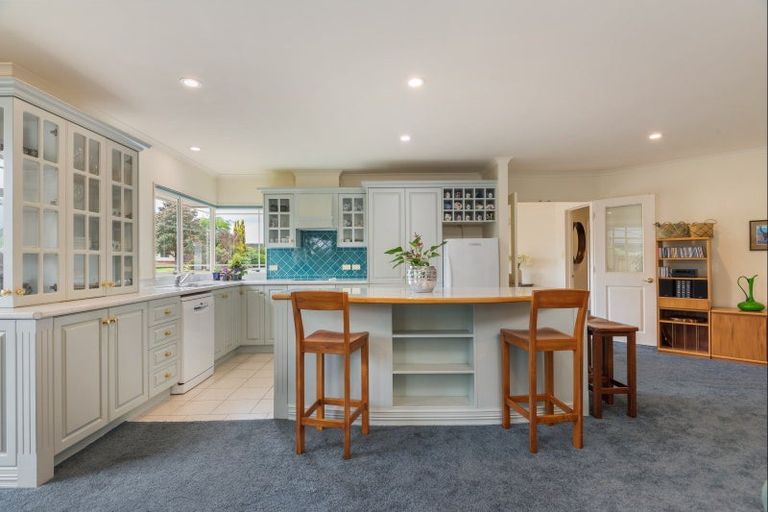 Photo of property in 6 La Lena Grove, Fitzherbert, Palmerston North, 4410