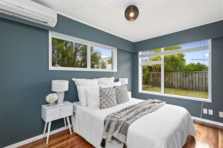 Photo of property in 42 Turville Crescent, Newlands, Wellington, 6037