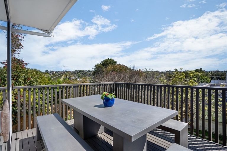 Photo of property in 2/307a Wairau Road, Totara Vale, Auckland, 0627