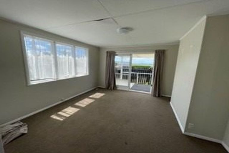 Photo of property in 1/47 Luckens Road, West Harbour, Auckland, 0618