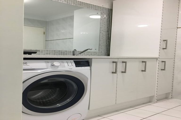 Photo of property in 3 Searidge Rise, West Harbour, Auckland, 0618