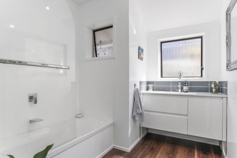 Photo of property in 8 Valdese Rise, Browns Bay, Auckland, 0630