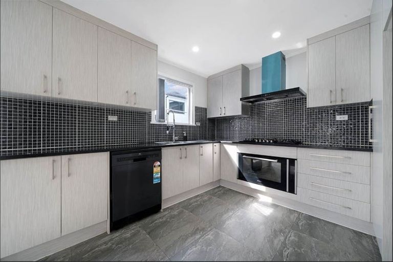 Photo of property in 17 Kohinoor Avenue, Mangere, Auckland, 2022