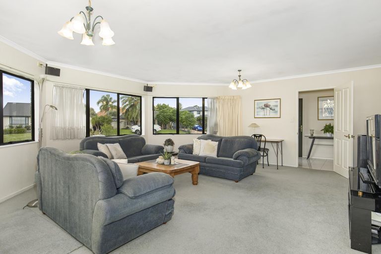 Photo of property in 70 Lothian Brae, Wattle Downs, Auckland, 2103