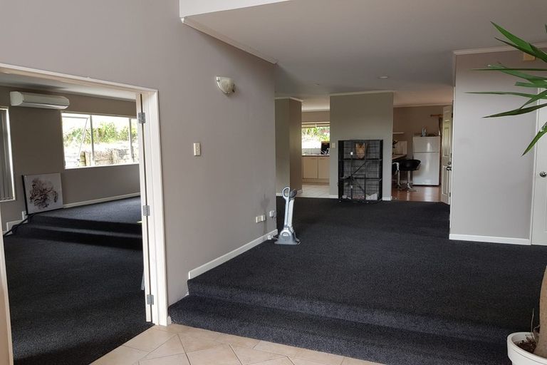 Photo of property in 3 Taroka Close, Pinehill, Auckland, 0632