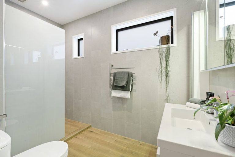 Photo of property in 136 East Coast Road, Forrest Hill, Auckland, 0620