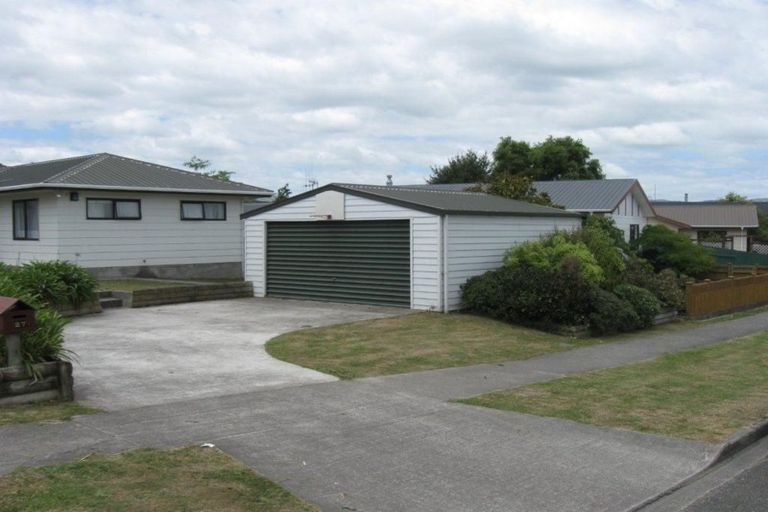 Photo of property in 27 Lydia Place, Kelvin Grove, Palmerston North, 4414