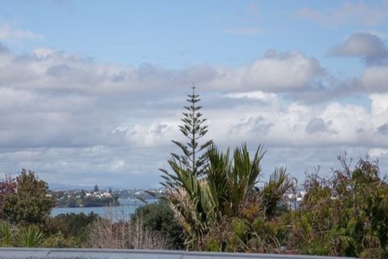 Photo of property in 194a Queen Street, Northcote Point, Auckland, 0627